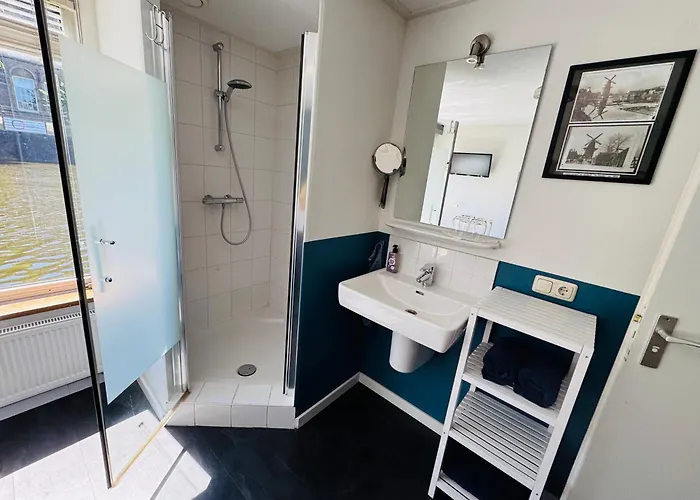 Peaceful On A Houseboat In The Centre